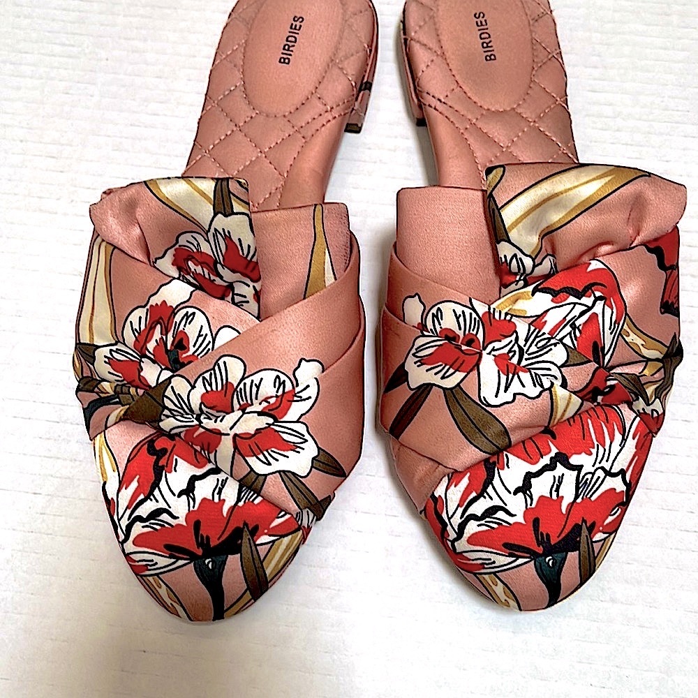 woman’s Birdie Satin Slides Size 9 Floral Pink Coral Colored Flowers overlaps